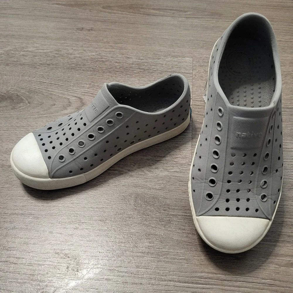 Native Jefferson Kids Gray White Slip On Water Shoes Sneakers Casual SIze J1